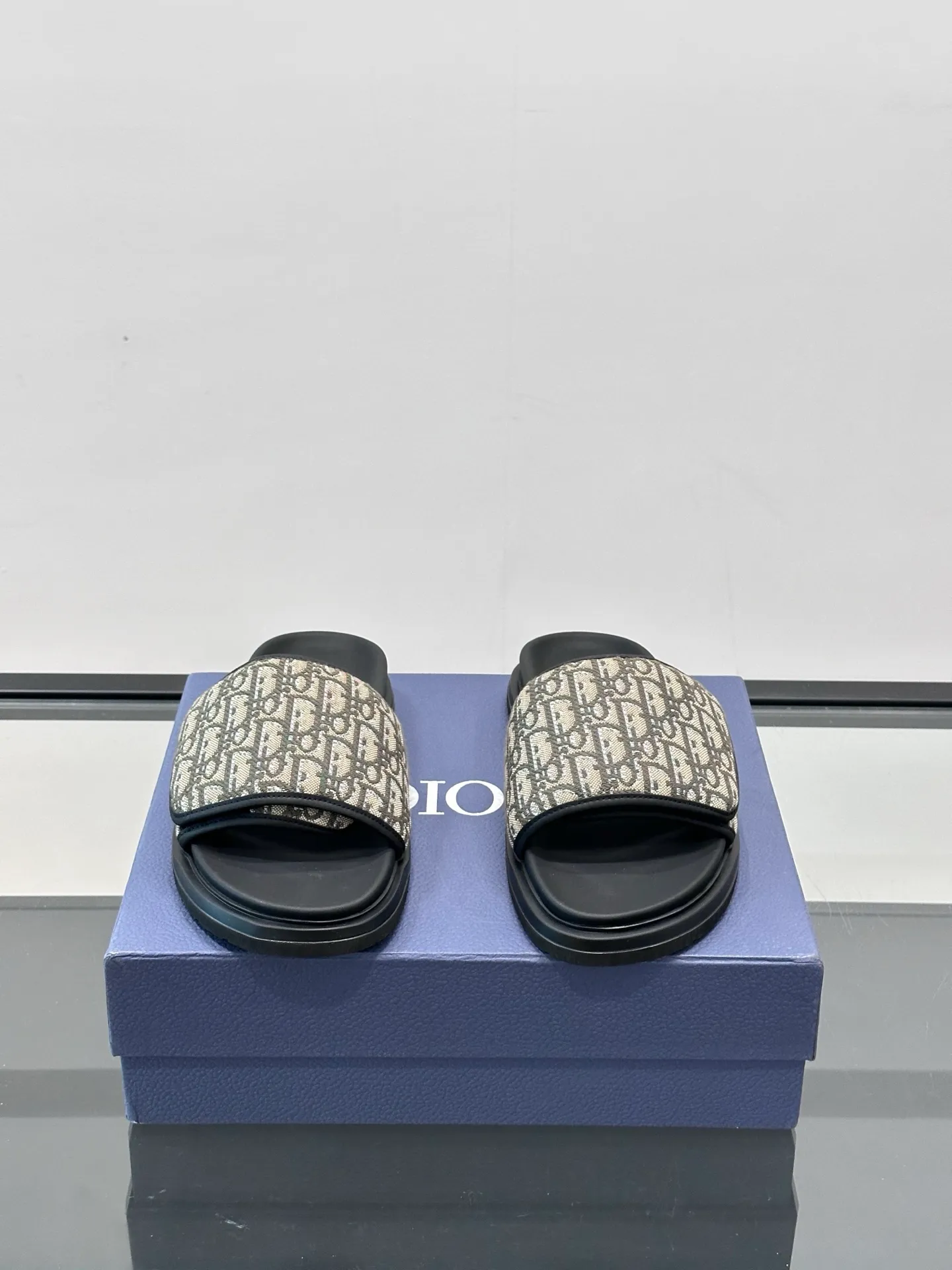 Factory price: 280💰𝐂𝐡𝐫𝐢𝐬𝐭𝐢𝐚𝐧 𝐃𝐢𝐨𝐫 Dior's latest popular sandals, classic upgraded Velcro sandals, original replicas, super durable and versatile, very comfortable on the feet, slimming and white, original cowhide leather upper, sheepskin lining Original d hardware buckle Original molded T men's shoes 💰U outsole Size: 38-44 (.45.46 customized)